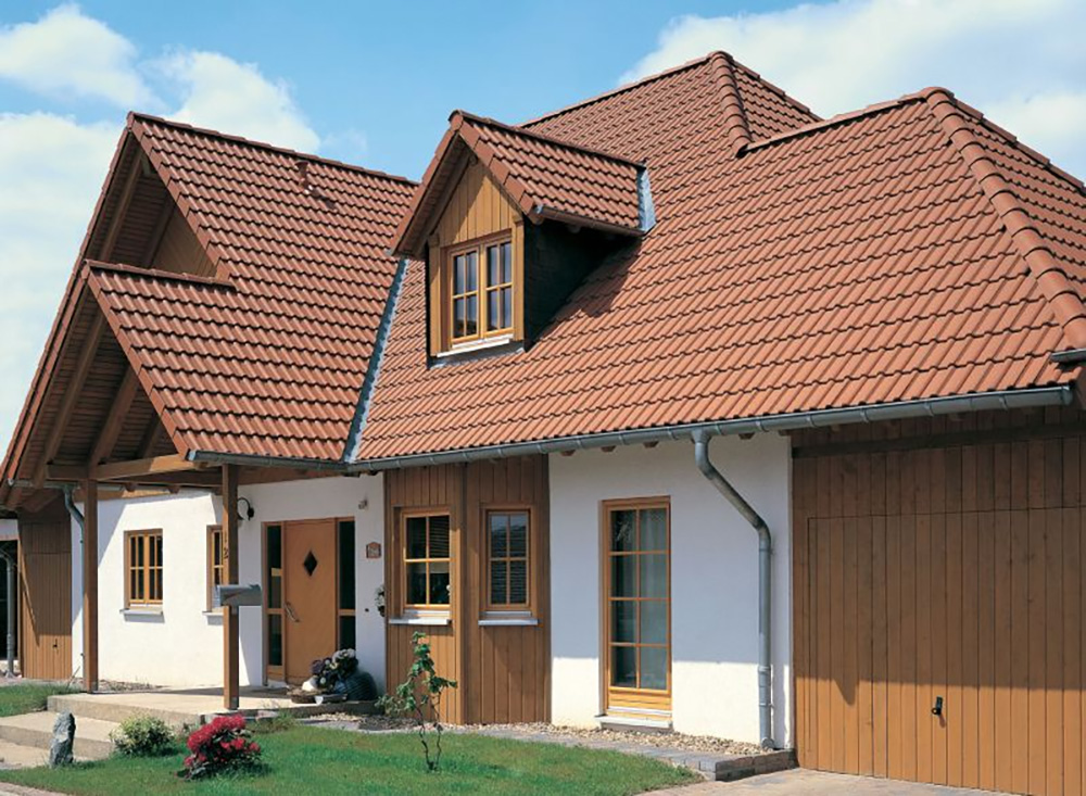 Haus mit braunem Dach