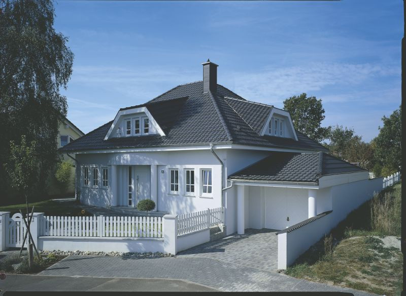Haus mit schwarzem Dach